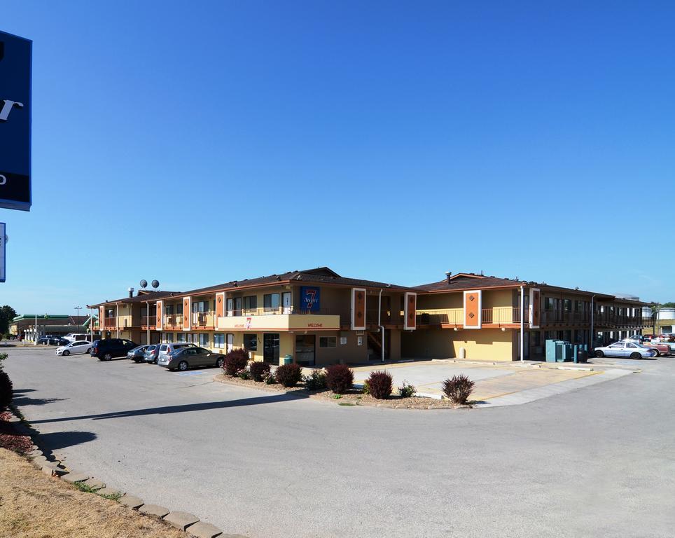 Super 7 Motel Coralville Ngoại thất bức ảnh